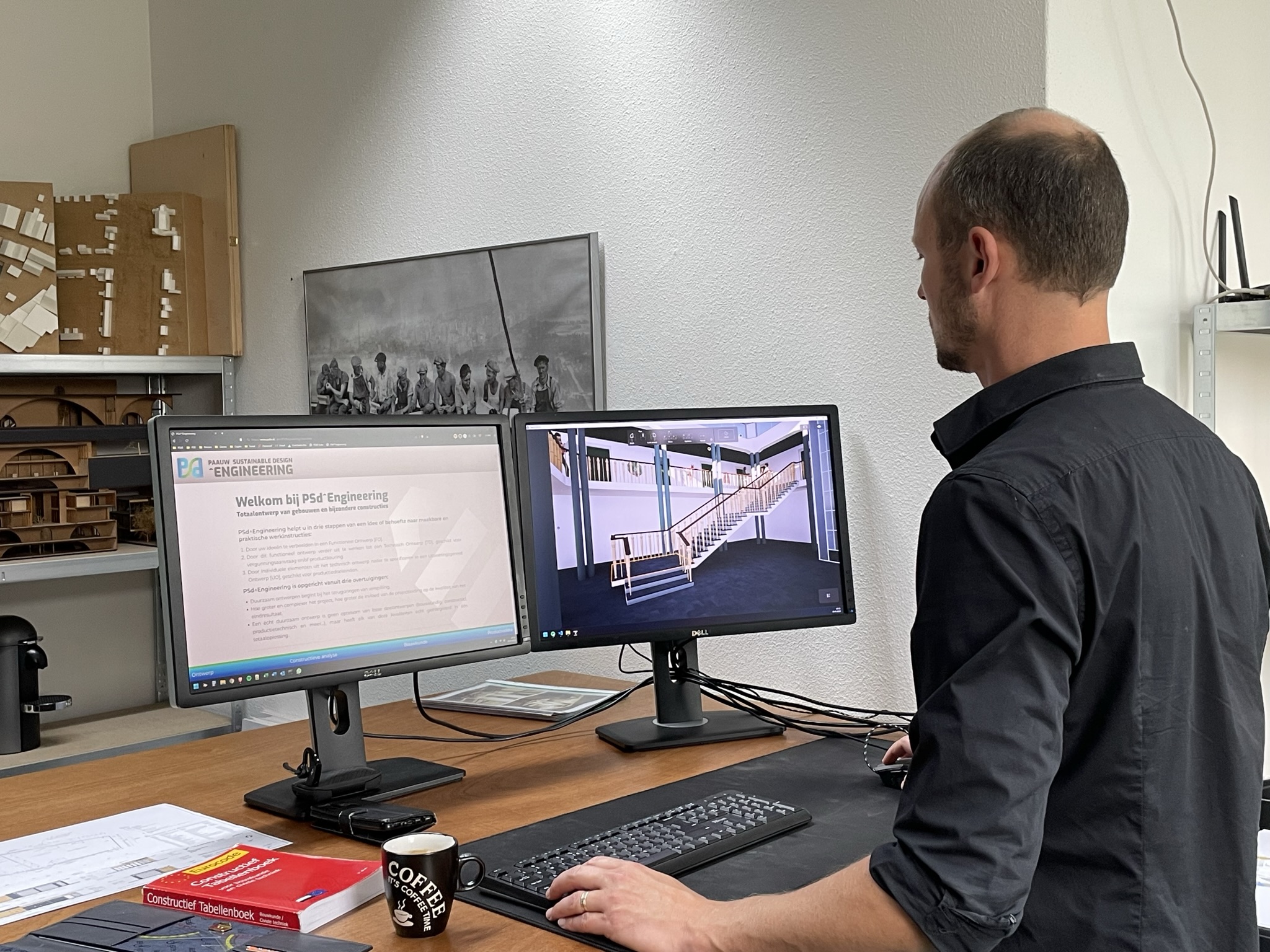 Een foto van het kantoor van PSd^Engineering, met de homepagina op één van beide computerschermen.